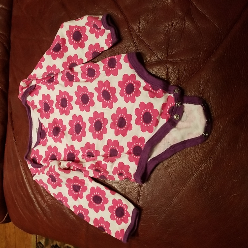 5/25 little tots 12m long sleeve onsie